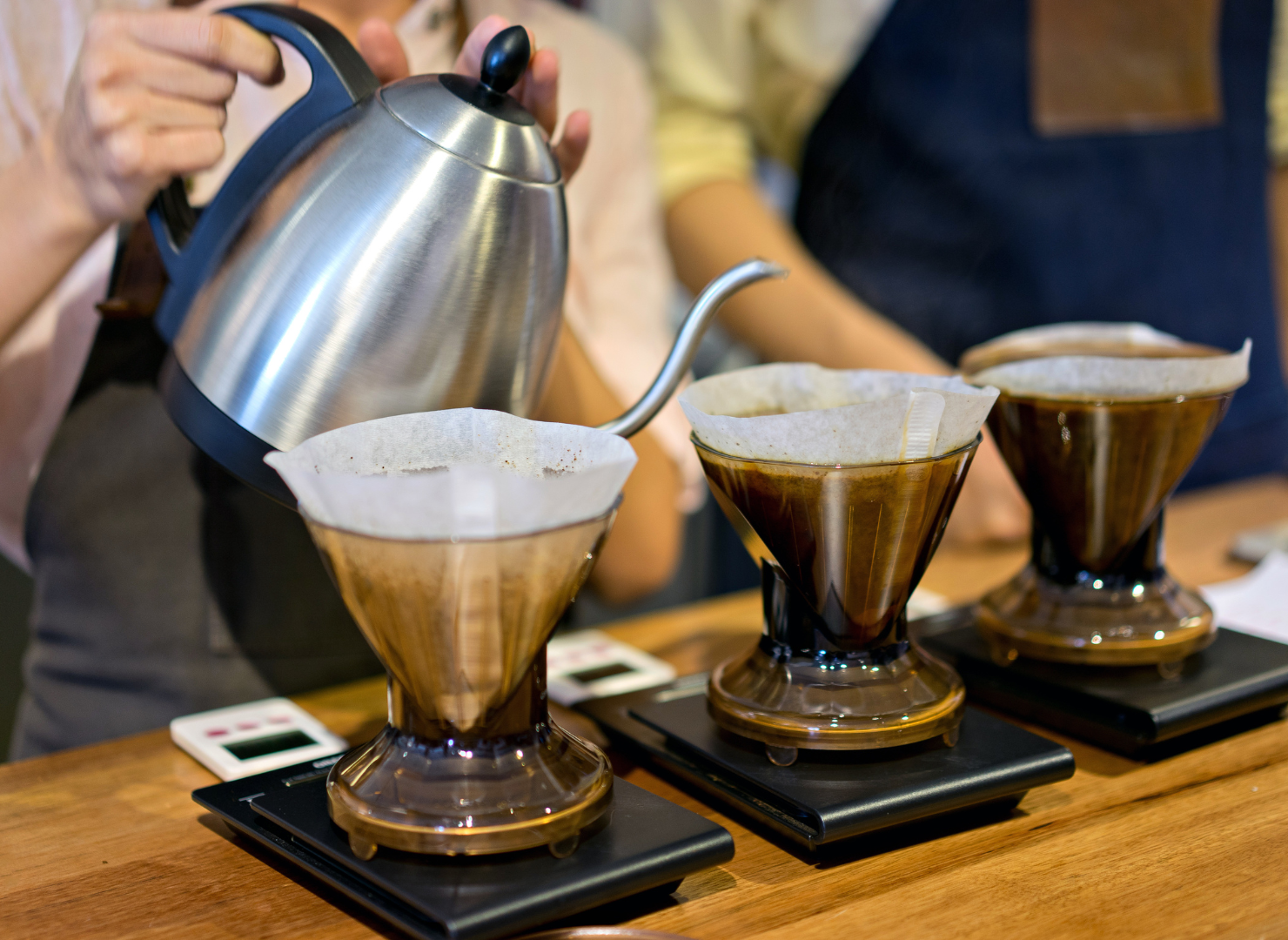 Filterkaffe hälls över med vatten från vattenkokaren.