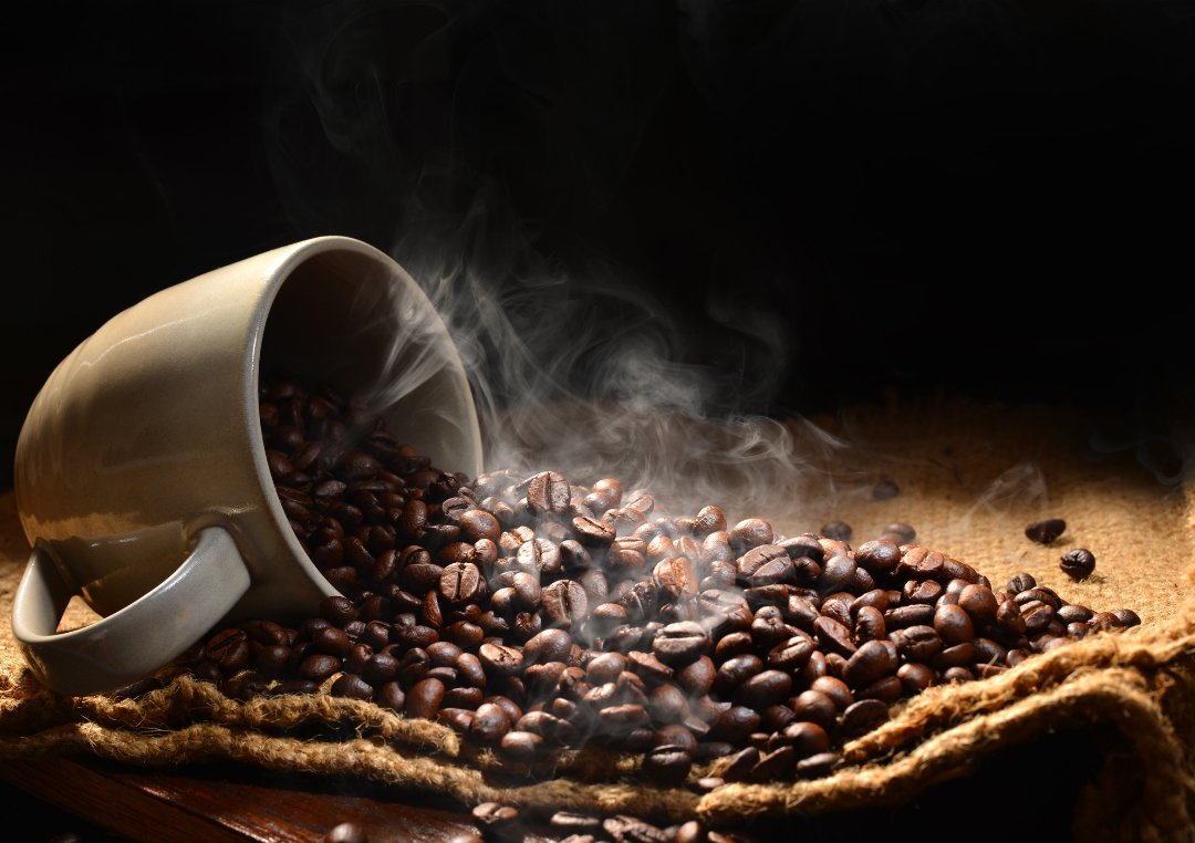 Kaffebönor i en kopp