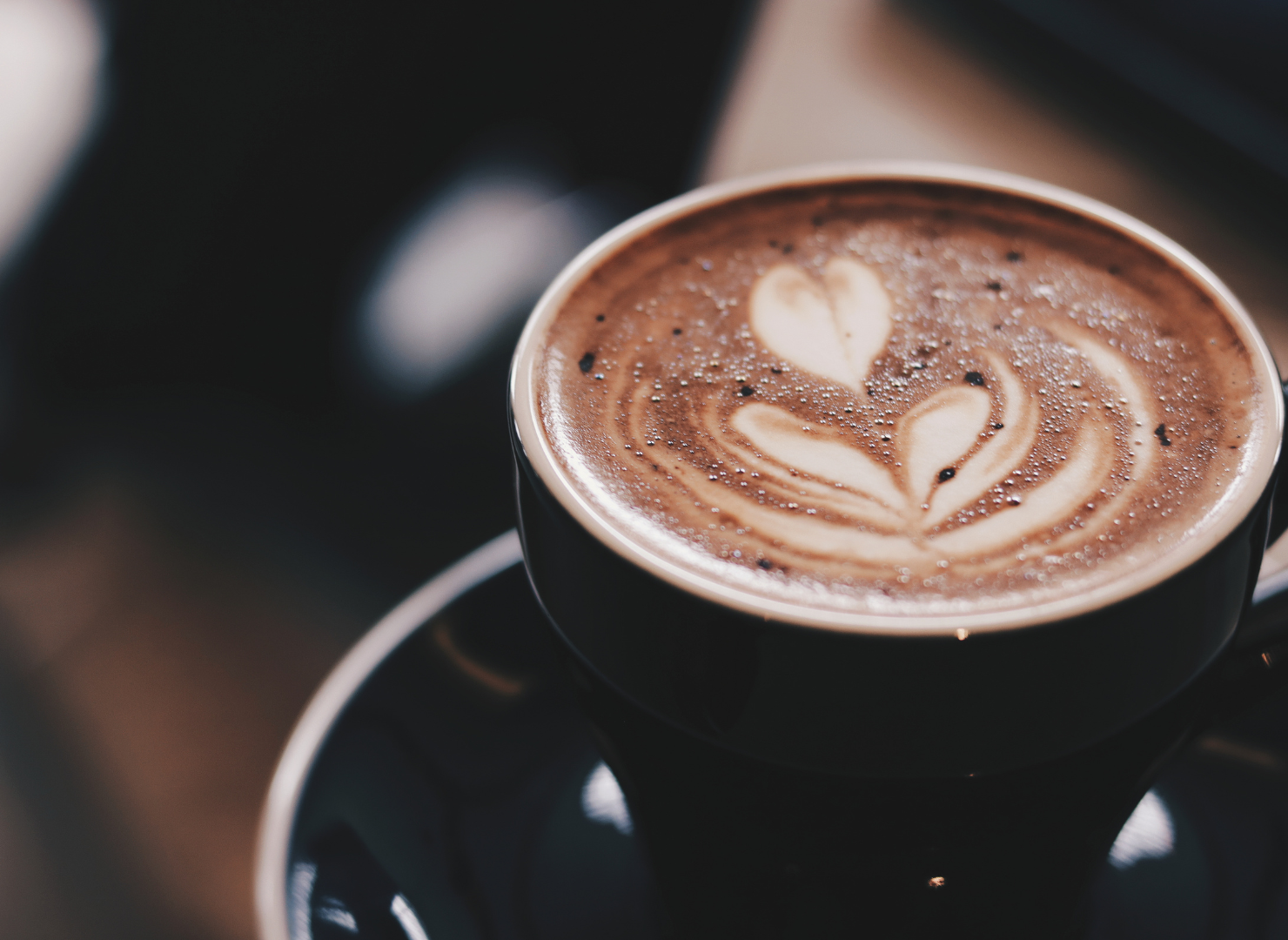 Kaffe med mjölk i en kopp