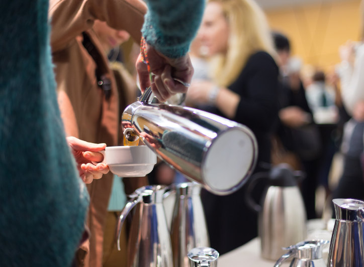 Man häller upp kaffe i en kopp