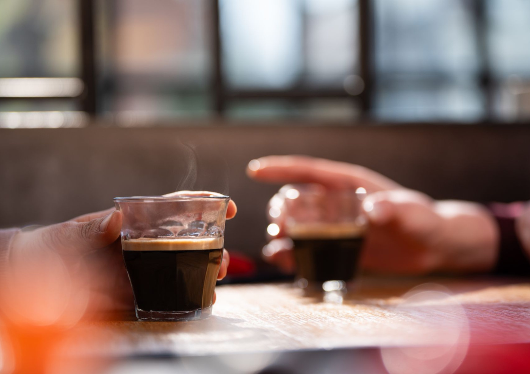 Två glas svart kaffe på ett bord