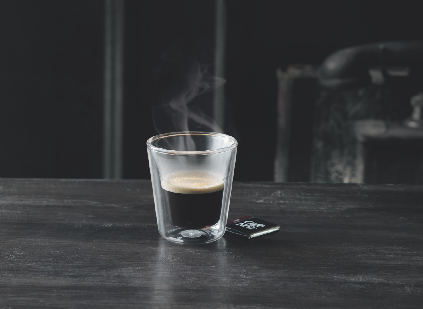 Svart cubano kaffe i en glaskopp