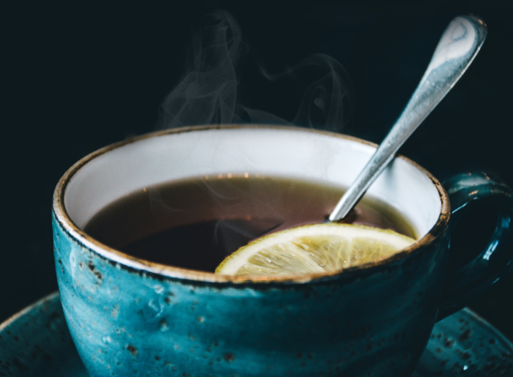 Örtte i blå mugg med citronskiva
