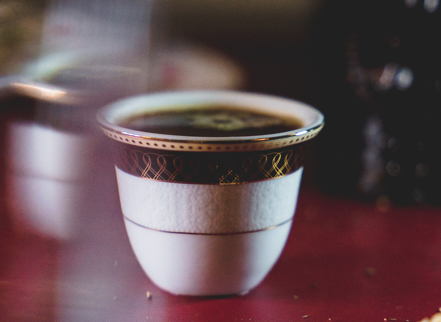 Svart kaffe i en vit kopp