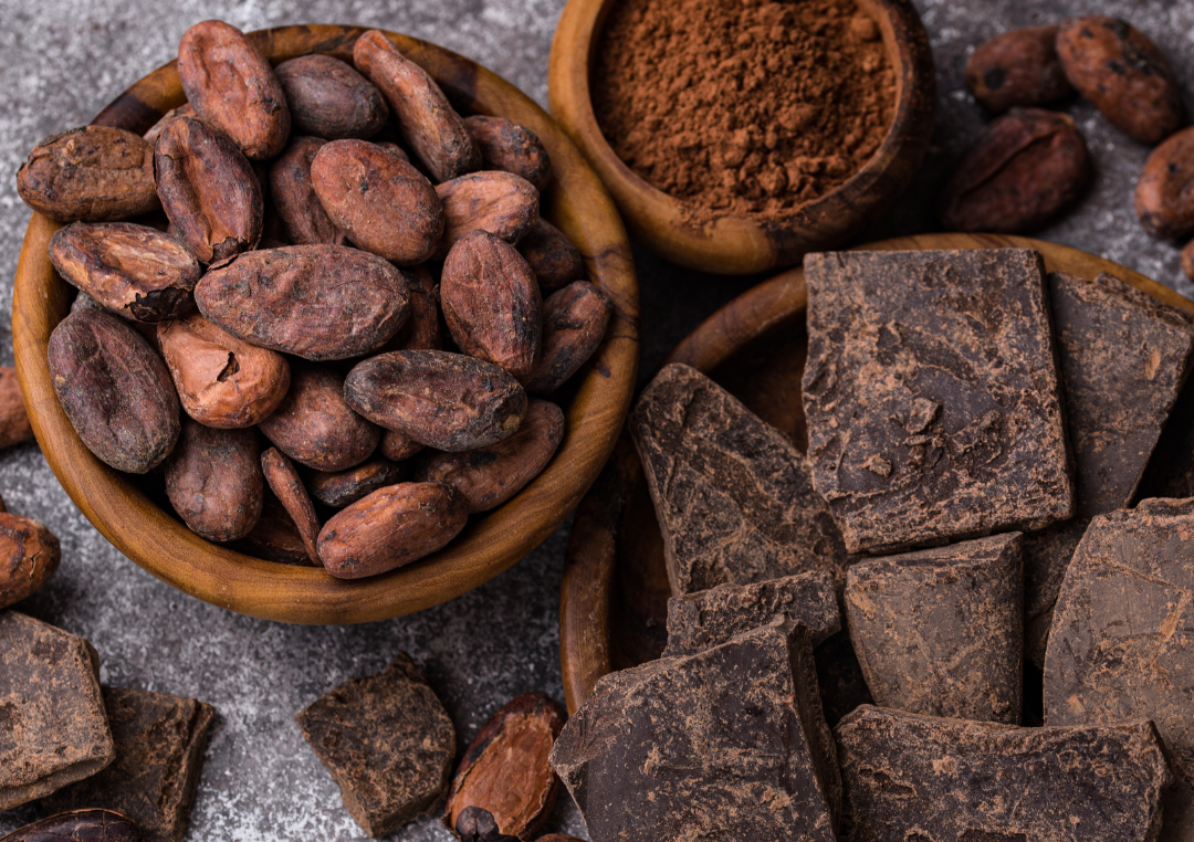 Choklad, bönor och pulver på ett bord