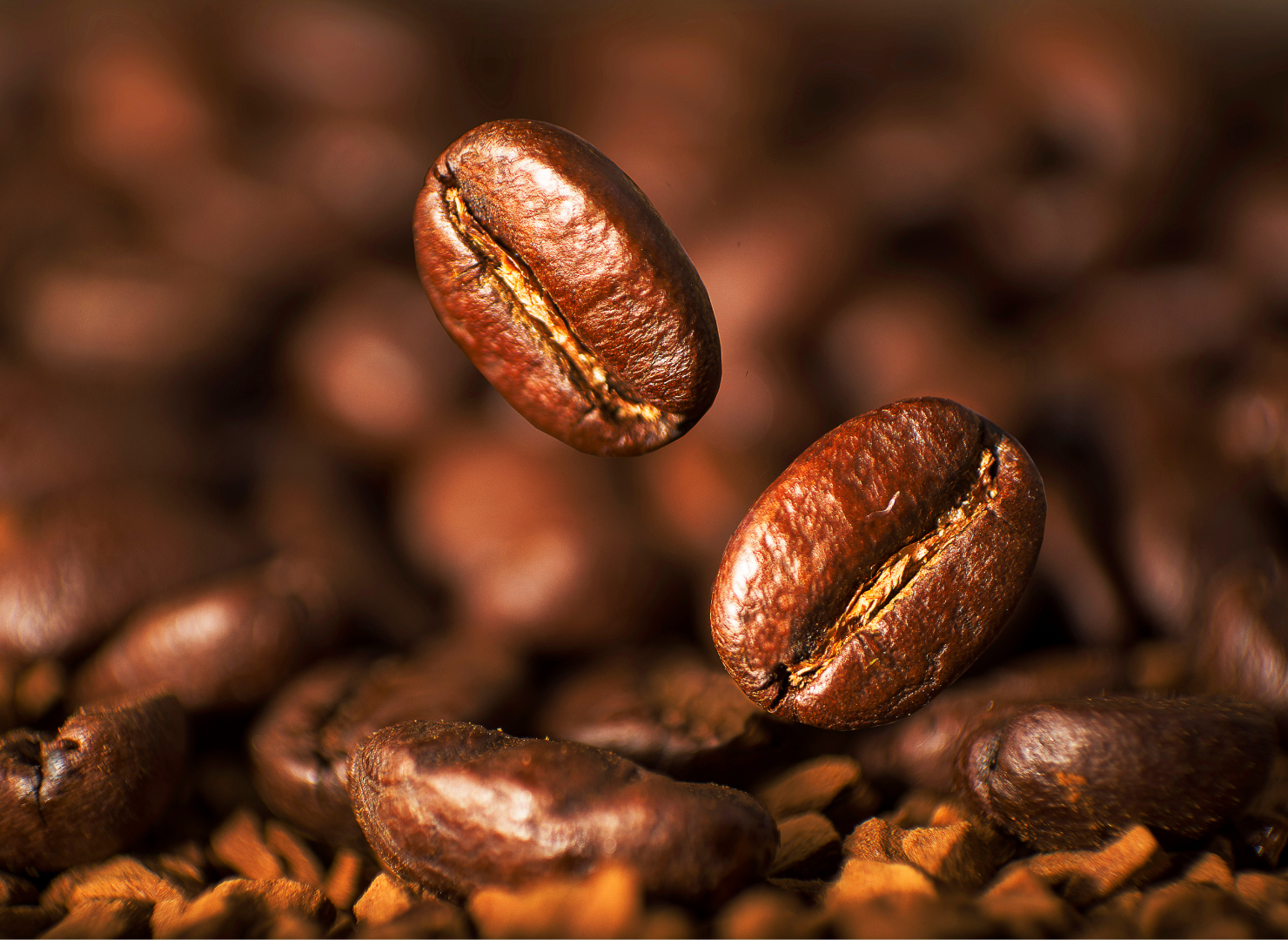 Rostade kaffebönor ligger tillsammans