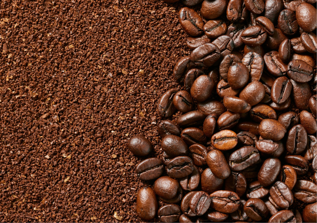 Kaffebönor och kaffepulver