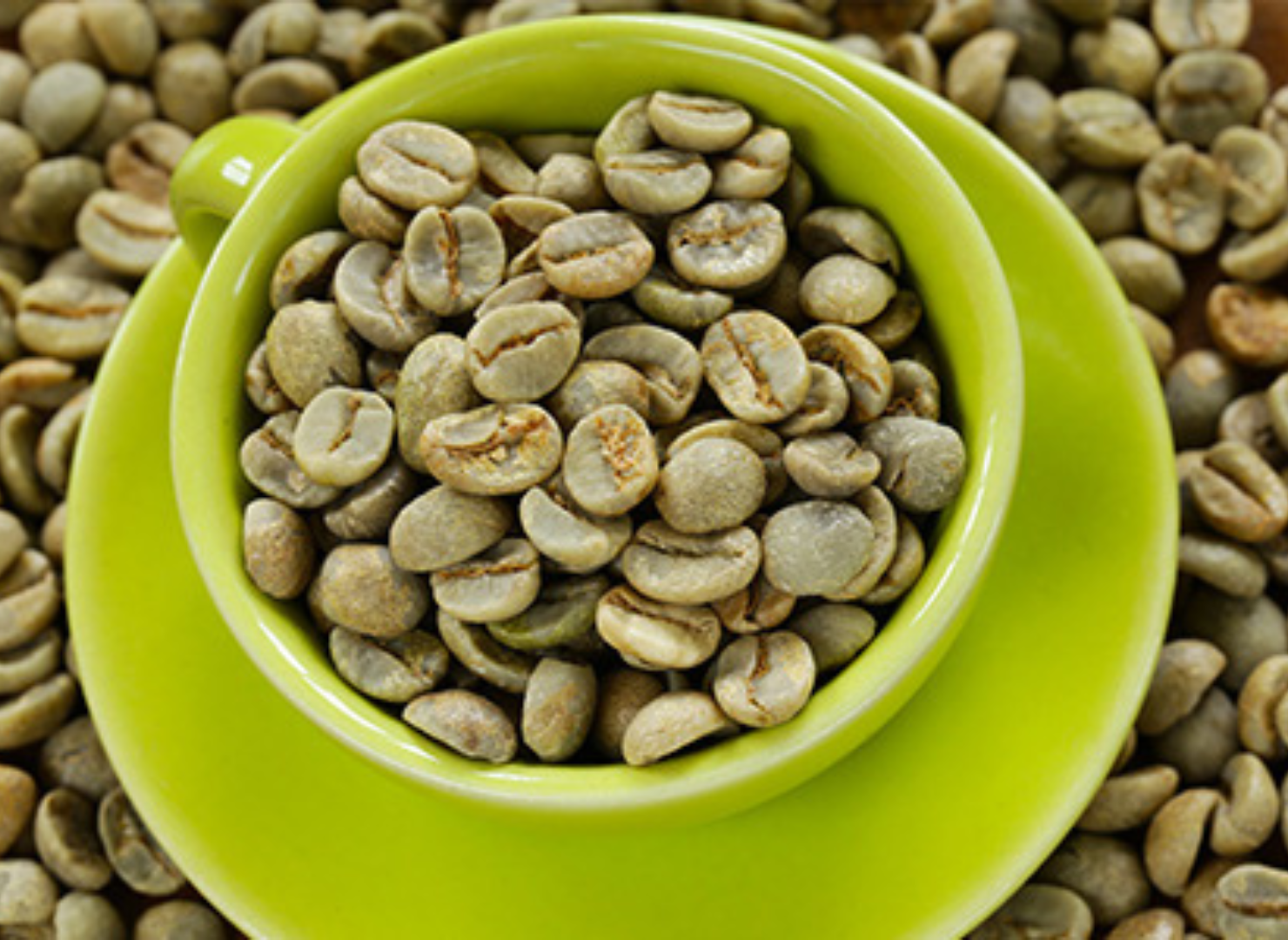 Grön kopp med gröna kaffebönor