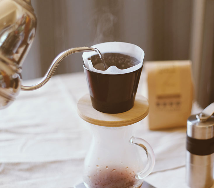 Kanna häller vatten till slow brew-kaffe