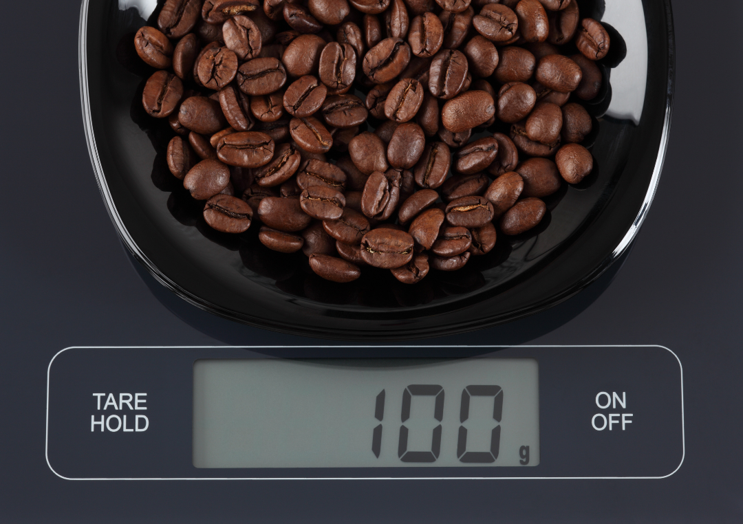 Kaffebönor på en våg