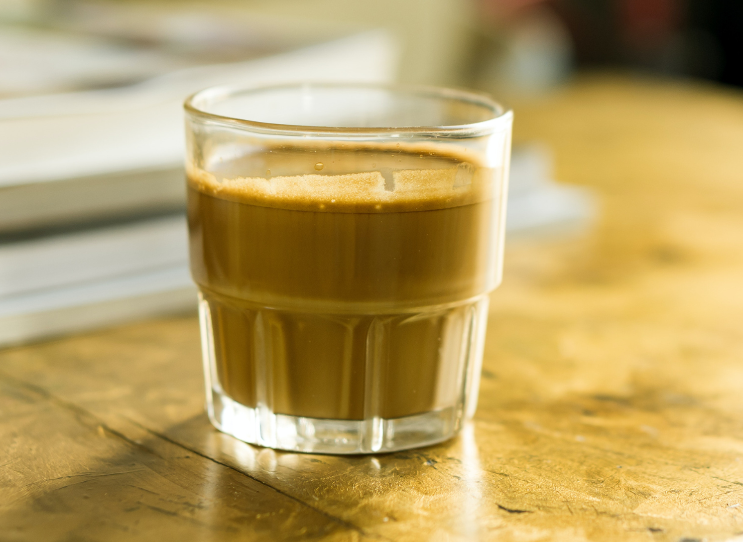 Kaffe med mjölk i ett glas